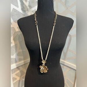 Elegant Gold and Pearl Necklace
